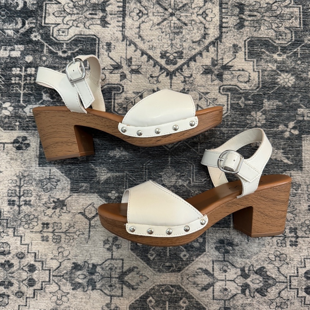 me too White Leather Studded Block Heel Sandals